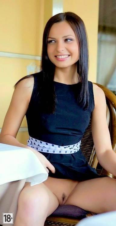 Трусиков нет под юбкой у похотливых девок