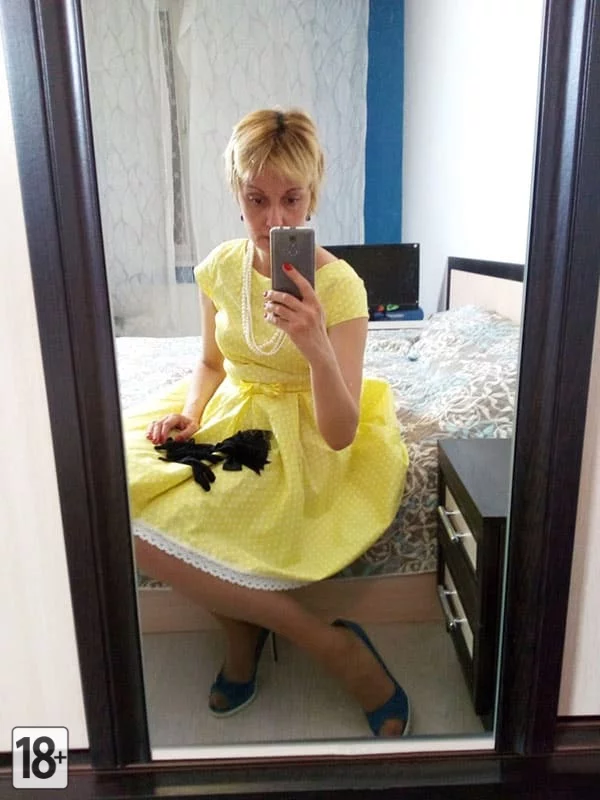 Зрелая красотка в спальне делает дерзкое селфи