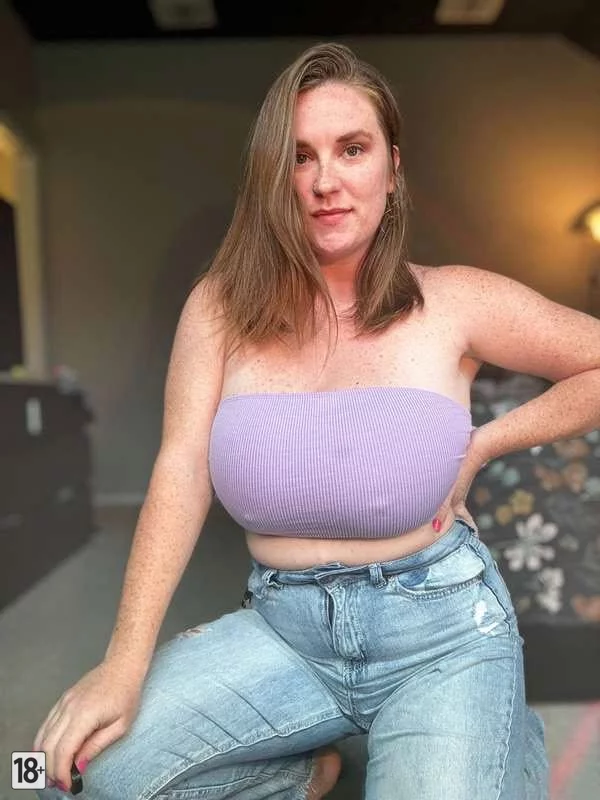 Соблазнительные фото пышки в красном белье