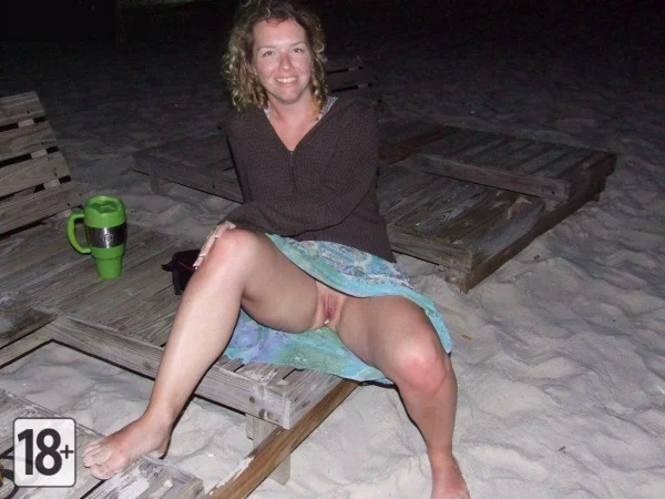 Фото девушек без трусиков под юбкой – смотреть онлайн