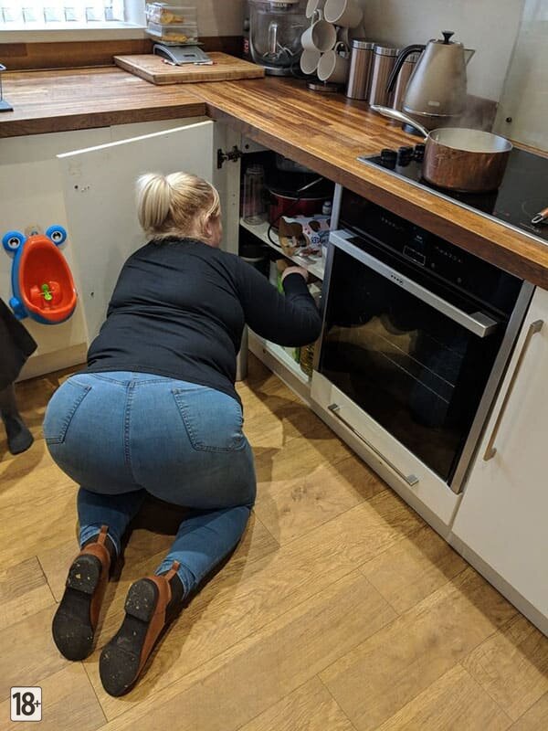 Жопастая сестра в обтягивающих джинсах: горячие фото